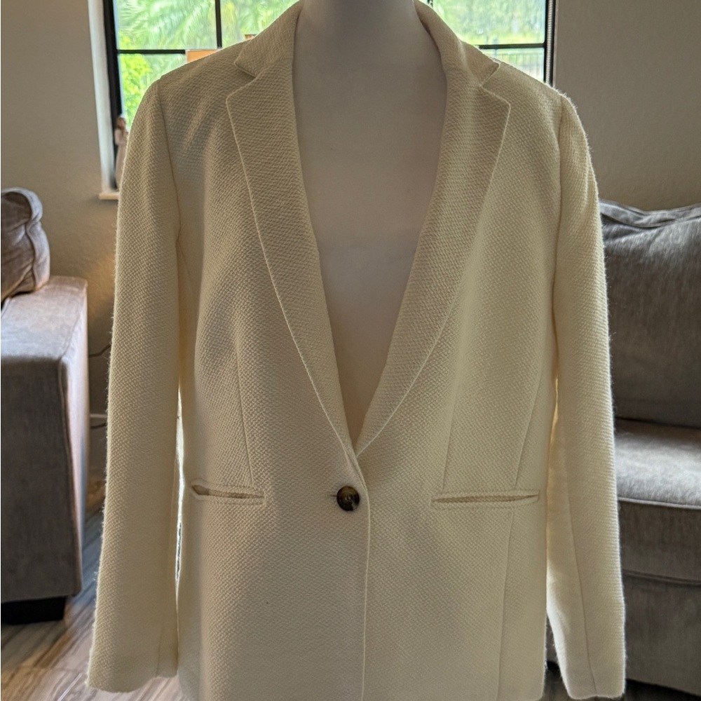 Ann Taylor Cream Blazer with Classic Lapel and Tailored Fit